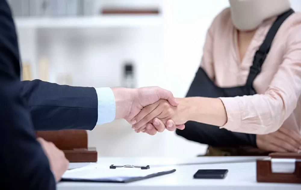 Free NJ injury lawyer shaking hands with client after signing a contingency fee agreement
